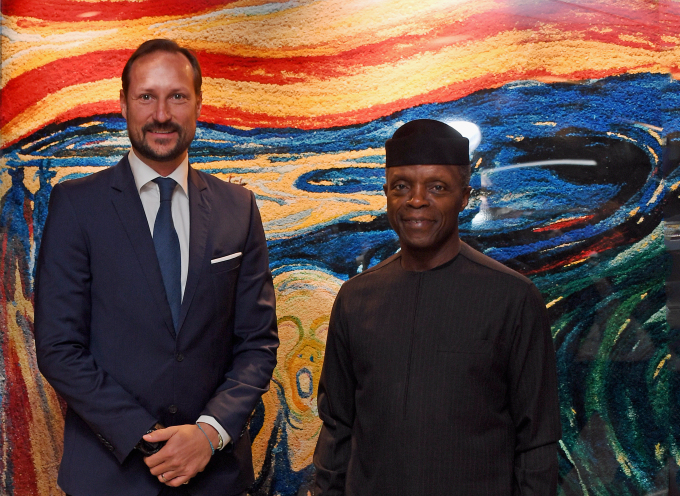 Kronprinsen sammen med Nigerias visepresident, Yemi Osinbajo. Foto: Det kongelige hoff. 